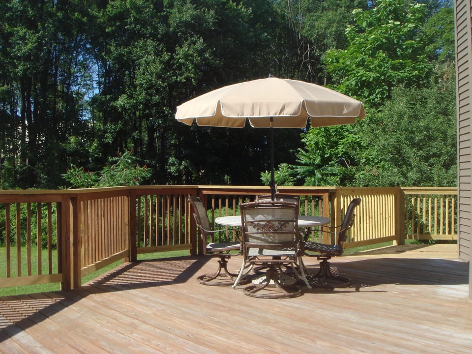 LARGE WRAP AROUND DECK WITH TABLE & CHAIRS
