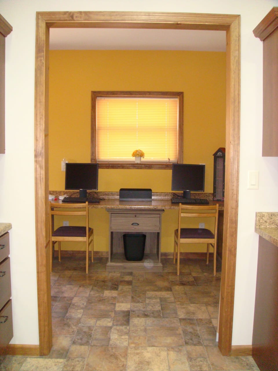 COMPUTER DESK / OFFICE AREA