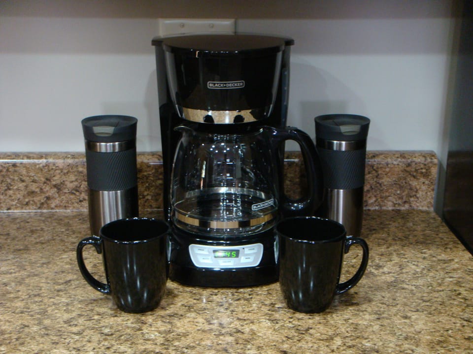 COFFEE MAKER WITH MUGS & ADDITIVES