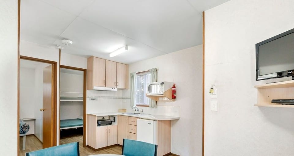 Cabin | Private kitchenette | Microwave, stovetop, electric kettle, toaster