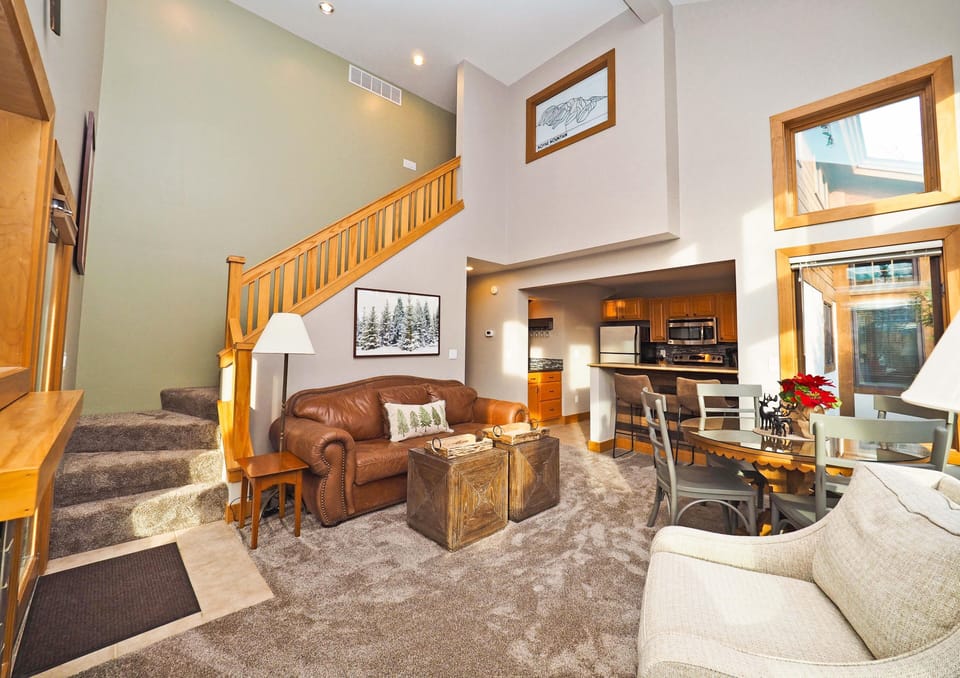 Upper Living Area - Sleeper sofa in den