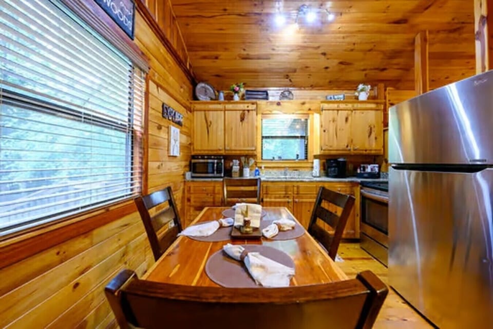 07_red_fox_den_kitchen_dining