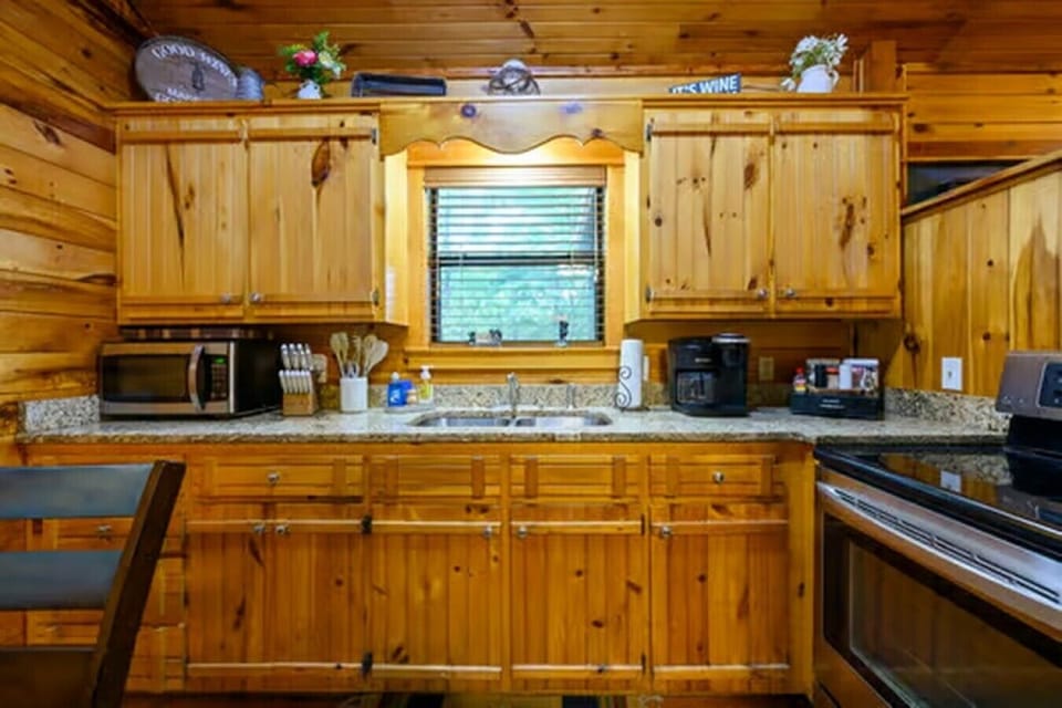 08_red_fox_den_full_kitchen