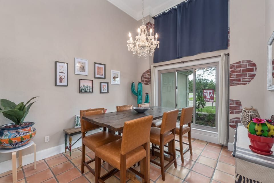 Separate Formal Dining space with 20' ceilings,solid wood rustic table, natlight