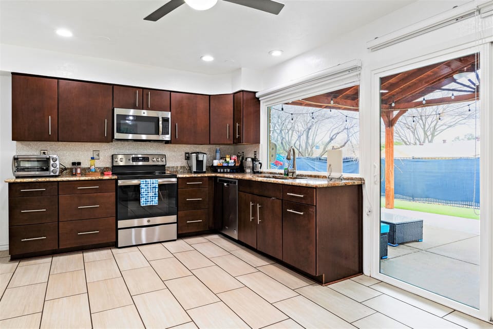 Bright and Spacious kitchen, totally equipped 