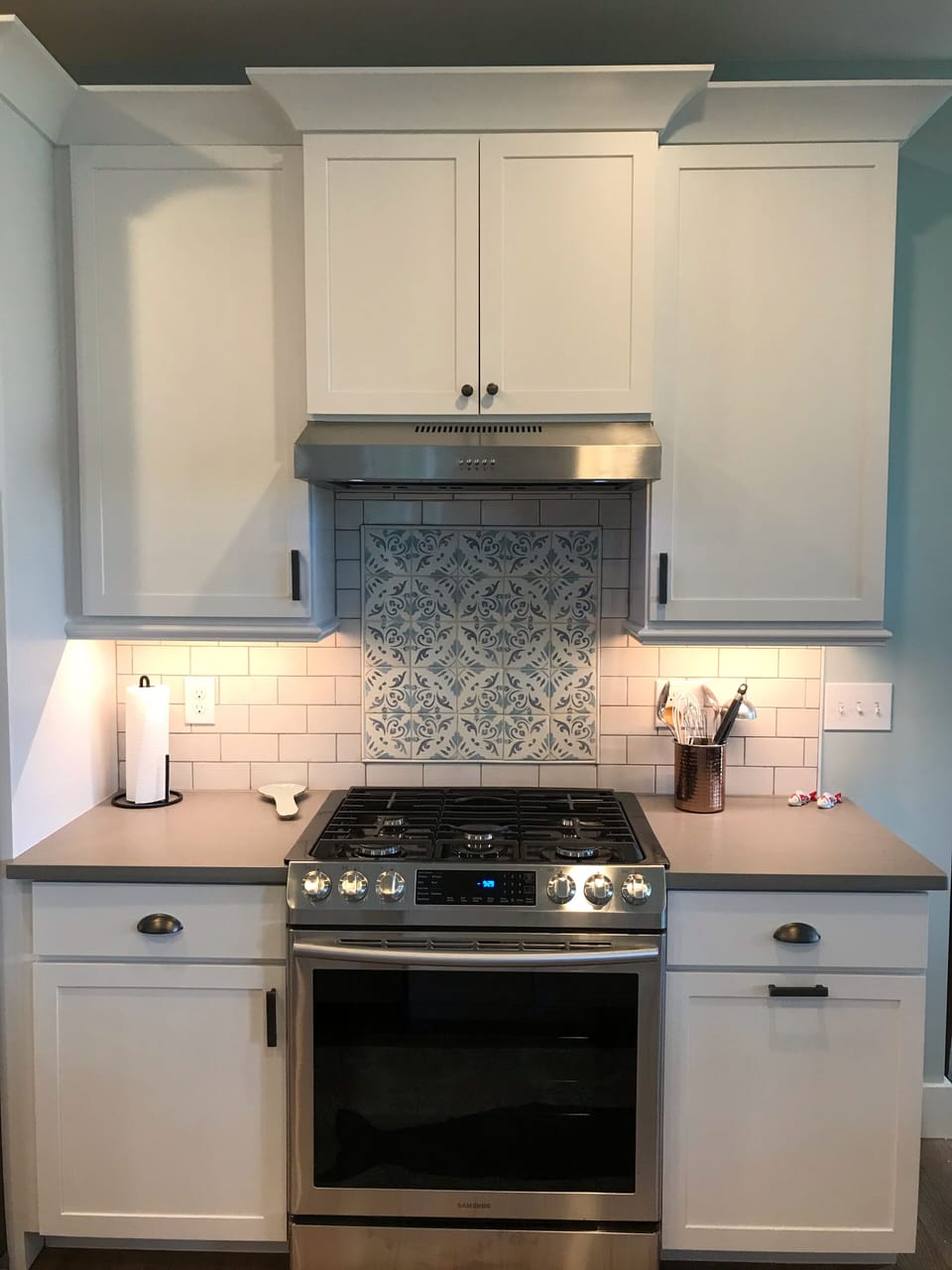 Custom cabinets and backsplash brighten up the kitchen space. 