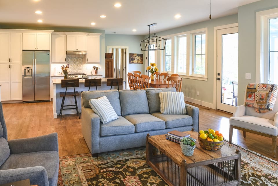 Open concept living room, kitchen and dining area.