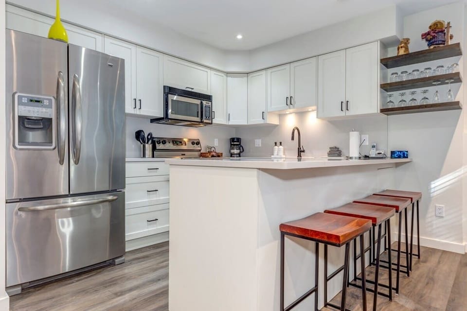 Kitchen with Breakfast Bar