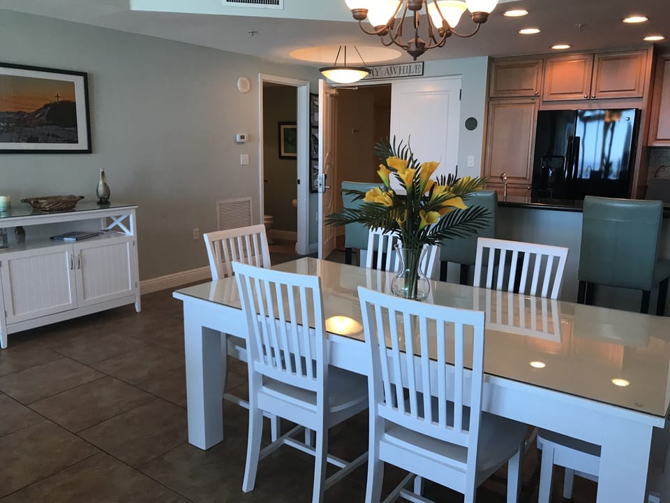 Plenty of dining space 6 at the table and barstools