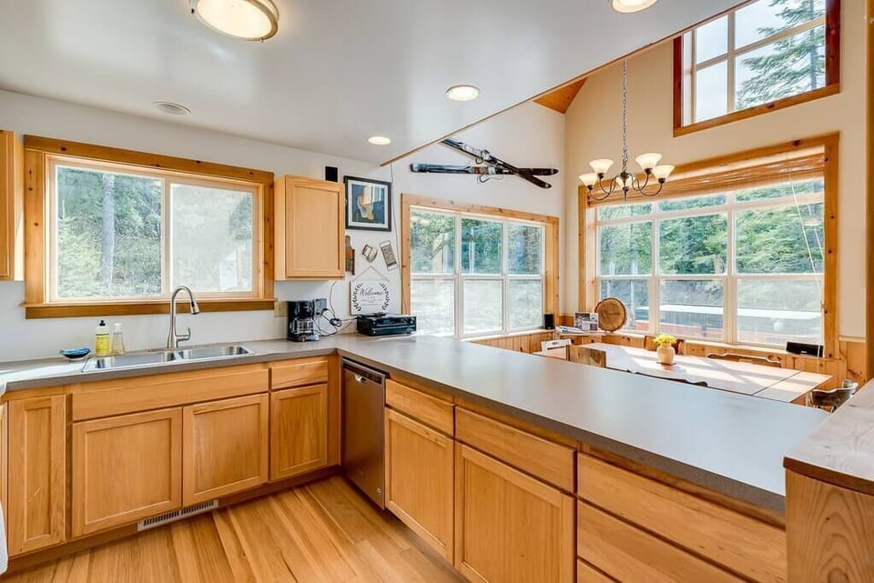 "This was such a great space for our group of 4 + 2 dogs. Clean, no odors, comfortable beds, and amazing views. Jon even had an ext cord ready for us to plug our electric car in. Definitely a place I?d come back to." - Thao Oct 2019