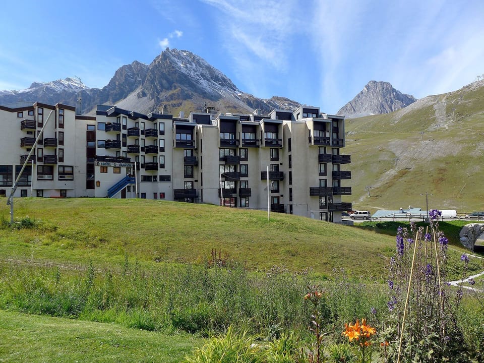 Cloud, Sky, Plant, Mountain, Building, Ecoregion, Natural Landscape, Land Lot, Grass, Plain