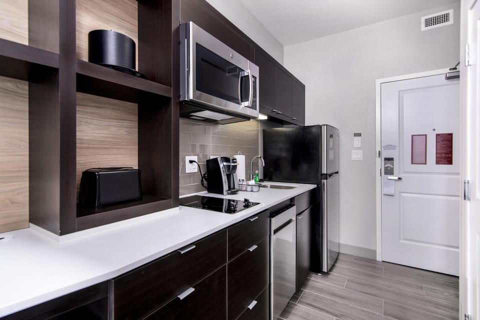 Fridge, microwave, stovetop, dishwasher