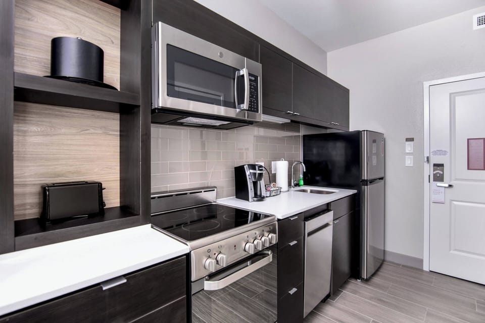 Fridge, microwave, stovetop, dishwasher