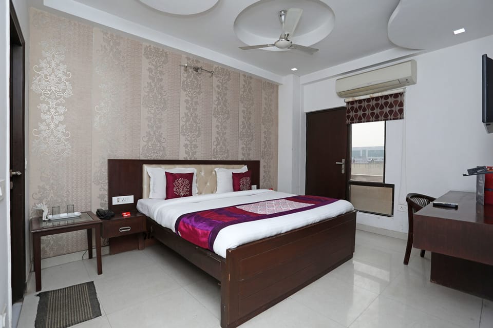 Blackout drapes, iron/ironing board, free WiFi, bed sheets