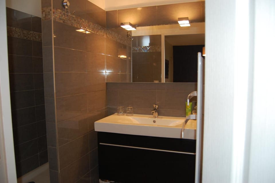 Shower, hair dryer, bathrobes, towels