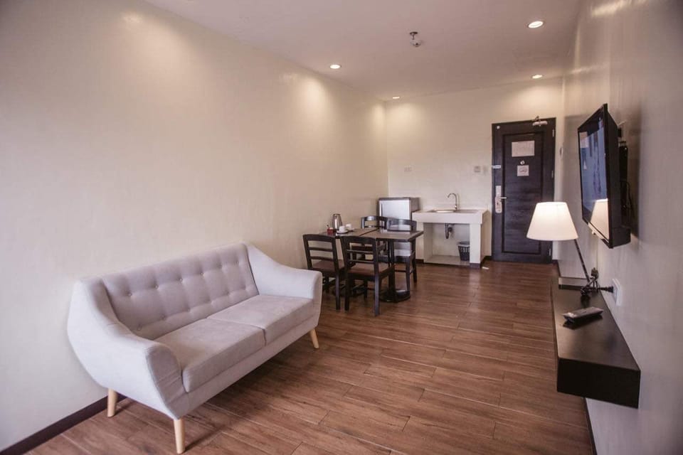 Pina Suite | Living area | 32-inch LED TV with cable channels, TV