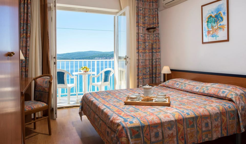 Hypo-allergenic bedding, desk, free WiFi, bed sheets