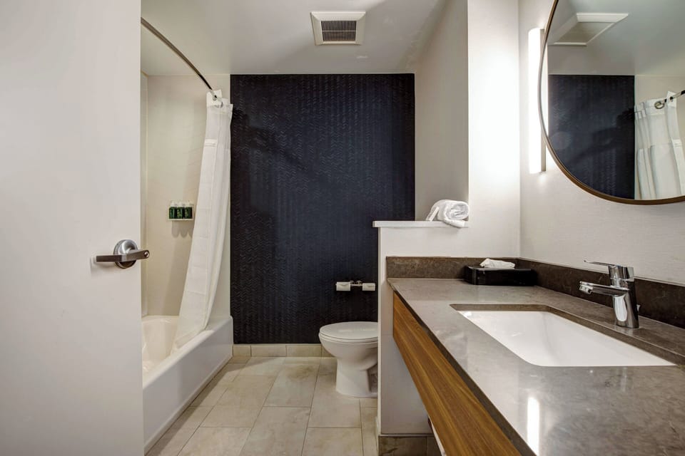 Combined shower/tub, hair dryer, towels