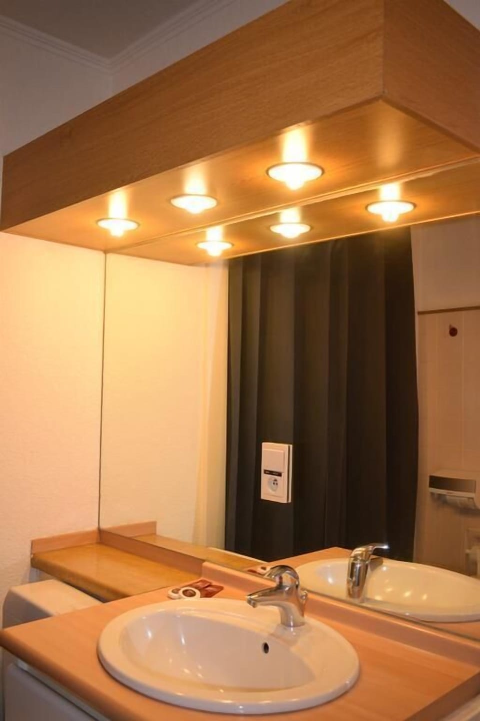 Basic Twin Room | Bathroom sink