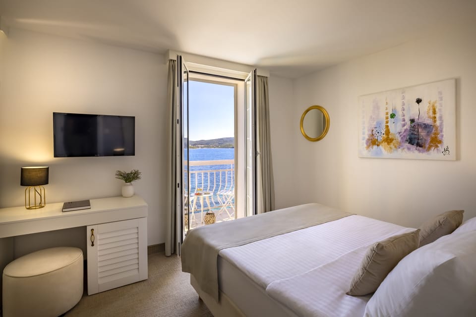 Superior double room with sea view balcony, additional bed | Hypo-allergenic bedding, in-room safe, desk, blackout drapes