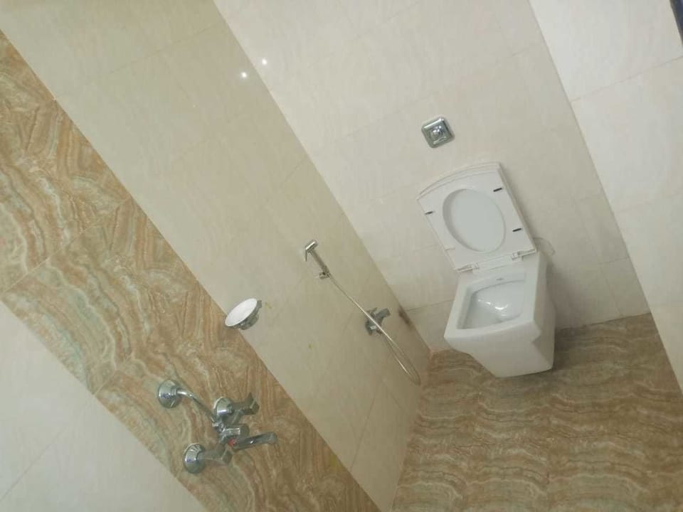 Deluxe Double Room | Bathroom | Shower, towels