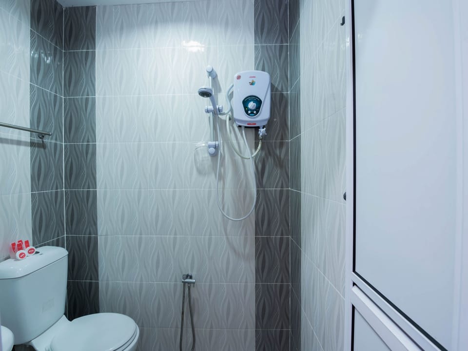 Shower, bidet, towels