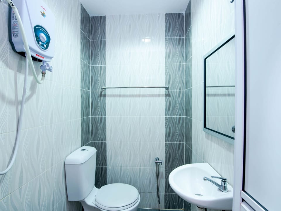 Superior Suite | Bathroom | Shower, bidet, towels