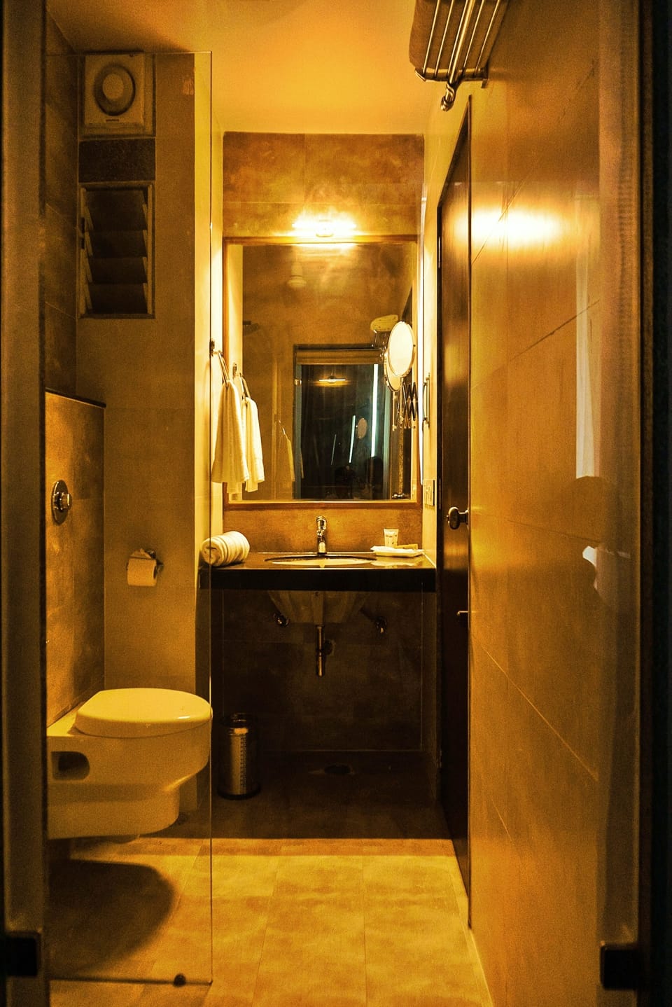 Shower, rainfall showerhead, free toiletries, slippers