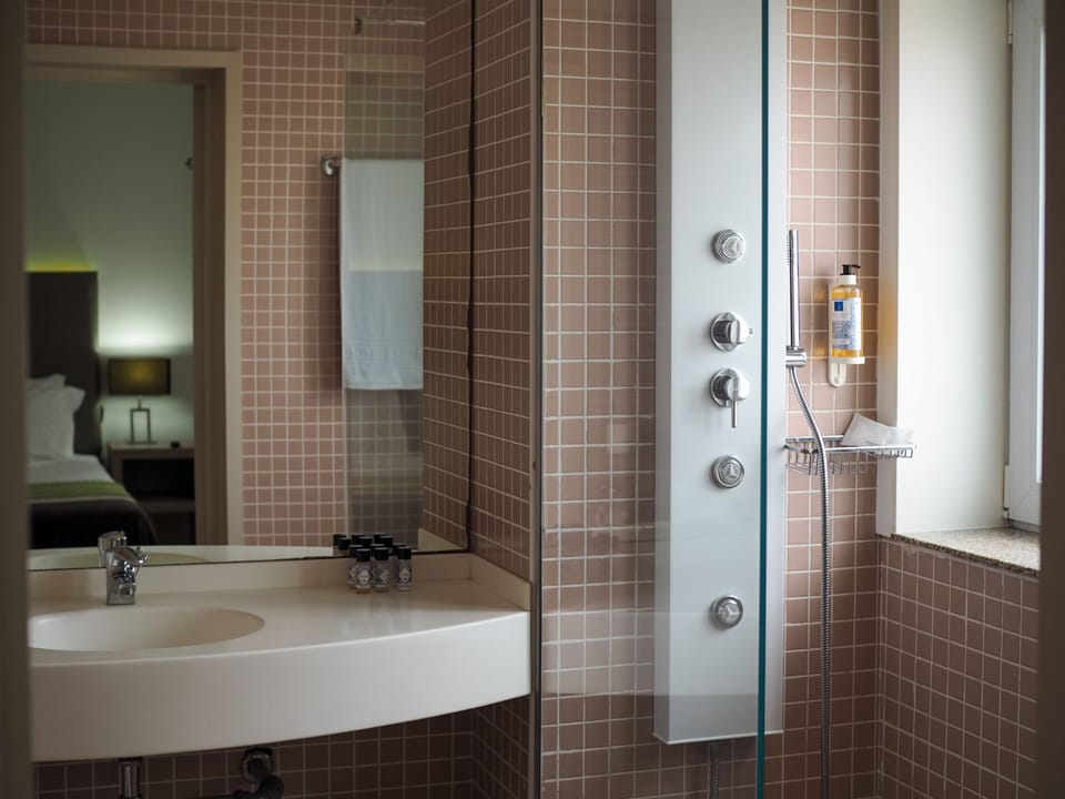 Deluxe Edition - Twin/Double Sea View | Bathroom | Hair dryer, towels, soap, shampoo