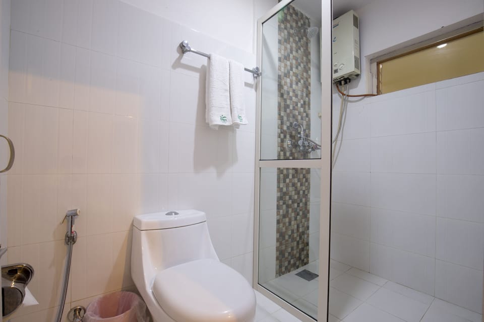 Deluxe Apartment | Bathroom | Shower, free toiletries, slippers, towels