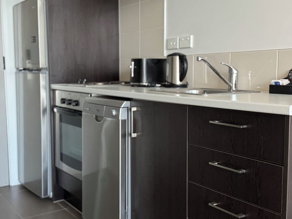 Full-size fridge, microwave, stovetop, dishwasher
