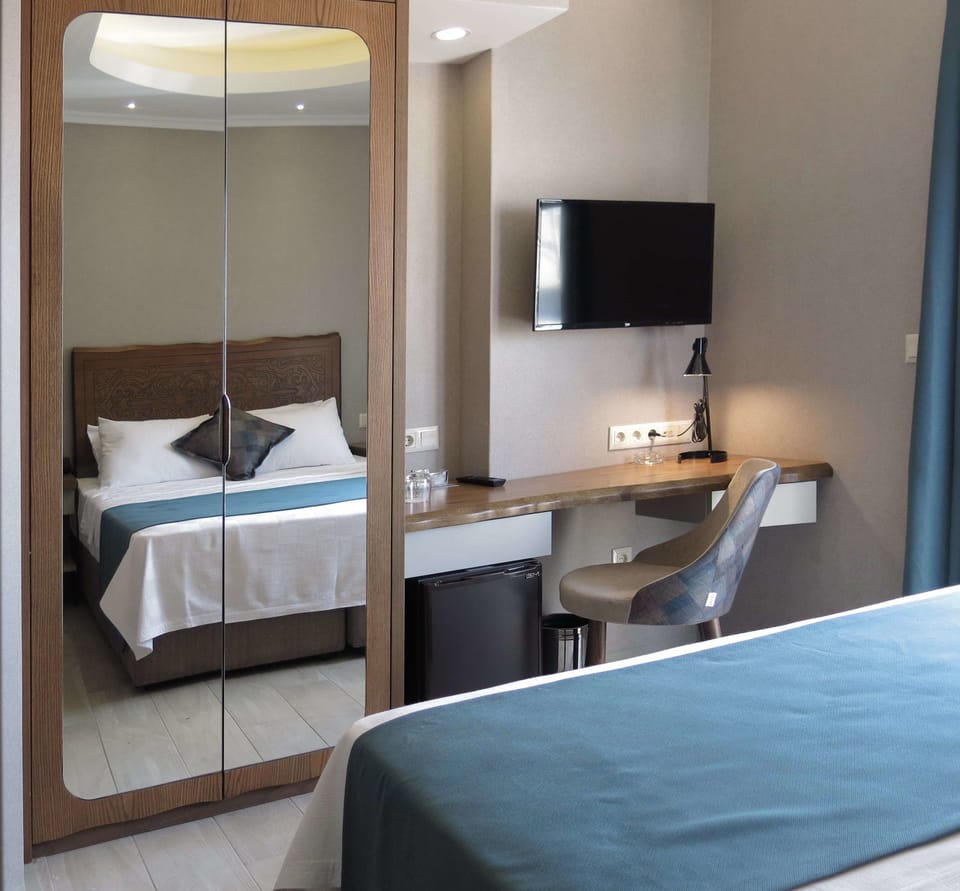 Deluxe Double Room, 1 Queen Bed, Sea View | Premium bedding, minibar, in-room safe, desk