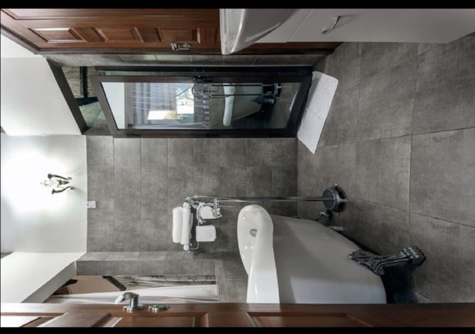 Luxury Double or Twin Room | Bathroom | Free toiletries, towels, soap, shampoo