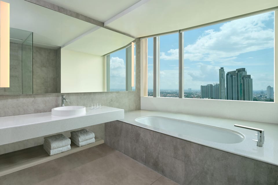 Junior Suite, 1 King Bed, Non Smoking | Bathroom | Free toiletries, hair dryer, bathrobes, slippers