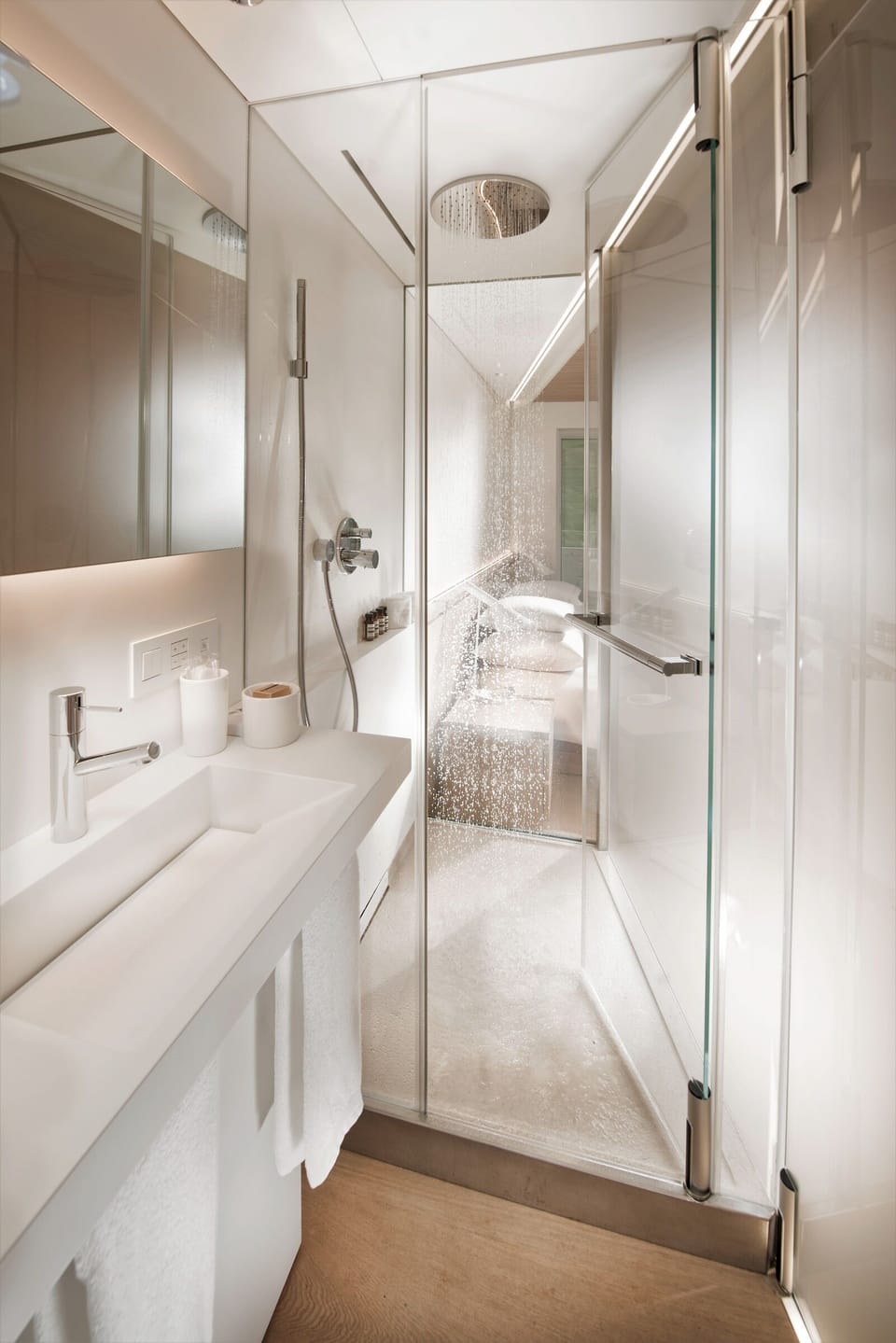 Double Room (Ando) | Bathroom | Shower, rainfall showerhead, free toiletries, hair dryer
