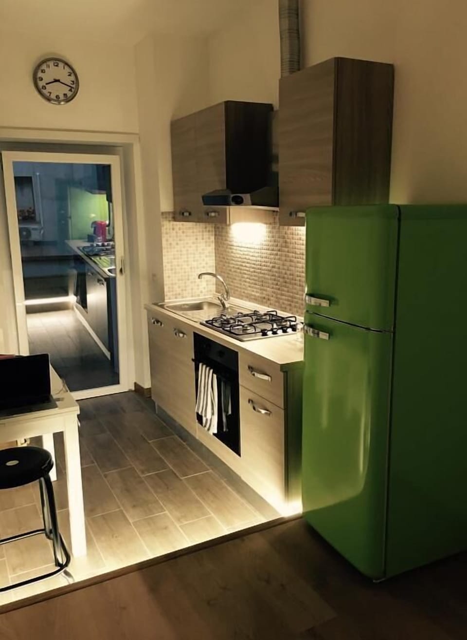 Double Room | Shared kitchen | Microwave, oven, stovetop, cookware/dishes/utensils