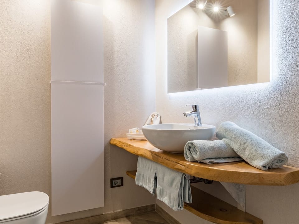 Classic Double Room (El Lac) | Bathroom | Shower, rainfall showerhead, free toiletries, hair dryer