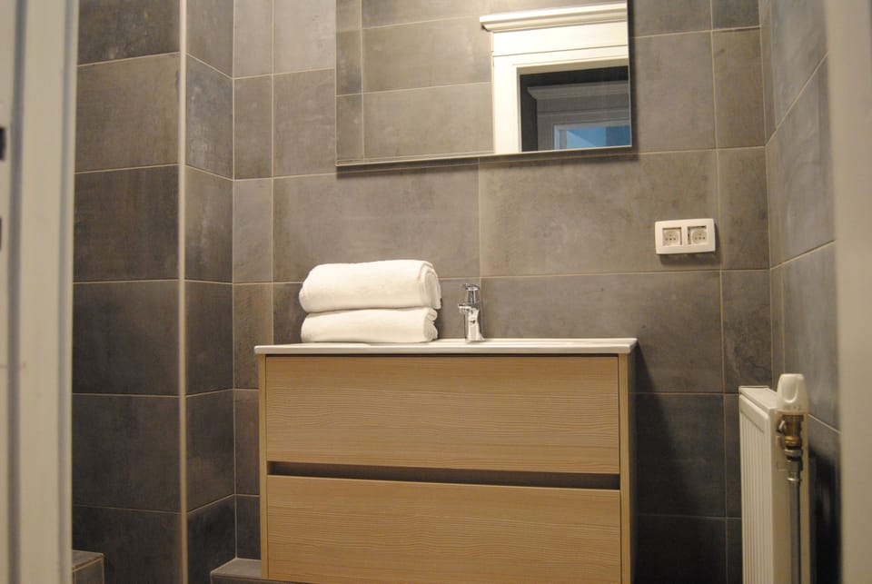 Family Room (Standard) | Bathroom | Free toiletries, hair dryer, towels, toilet paper