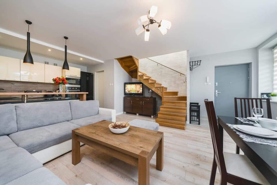 Stylish living room with coffe table. 