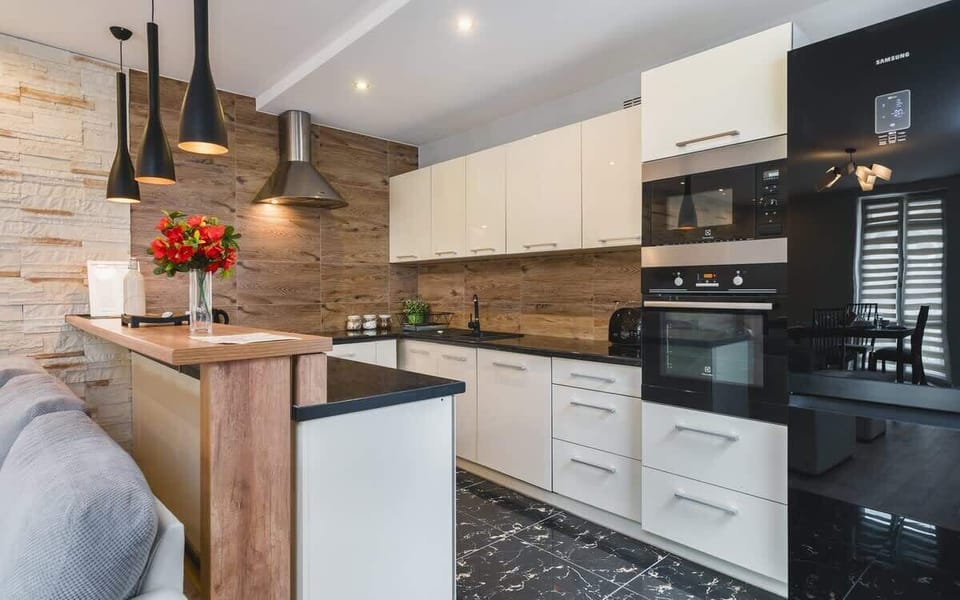 Kitchenette with plenty of kitchen utensils and dishes. 