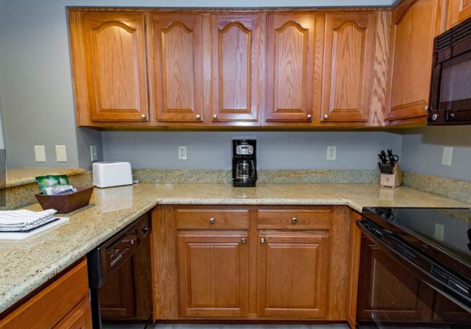 Full Kitchen (Unit may vary in layout and décor)
