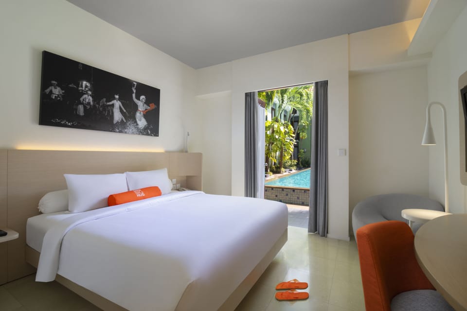 HARRIS Unique Pool Access | Minibar, in-room safe, desk, free WiFi