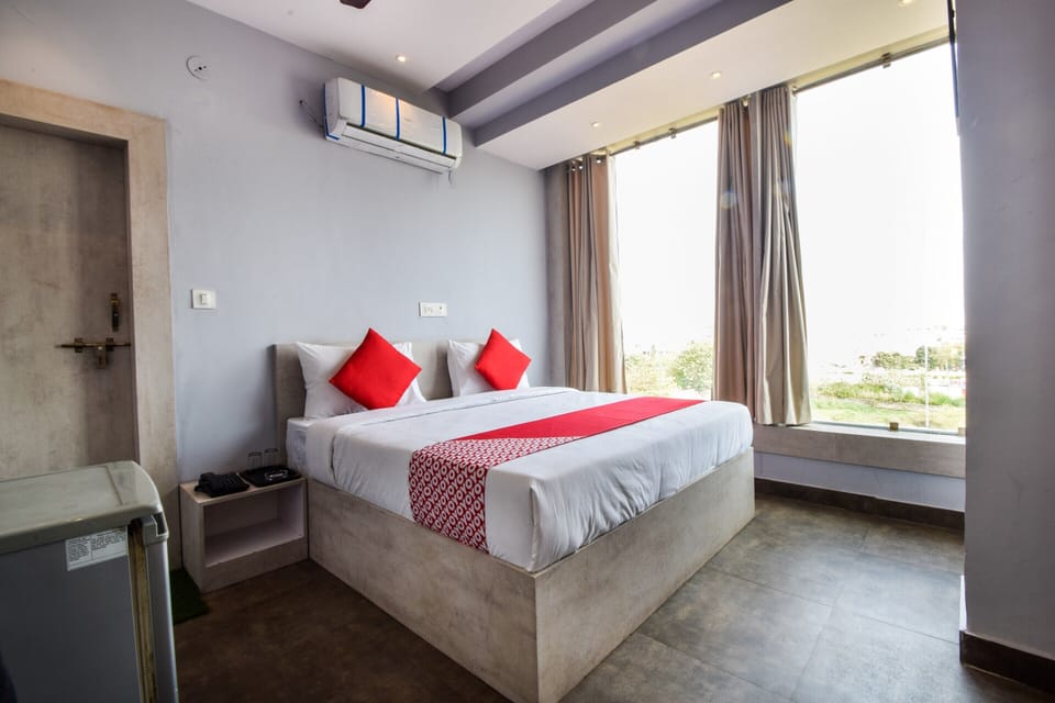 Classic Double Room | Laptop workspace, bed sheets
