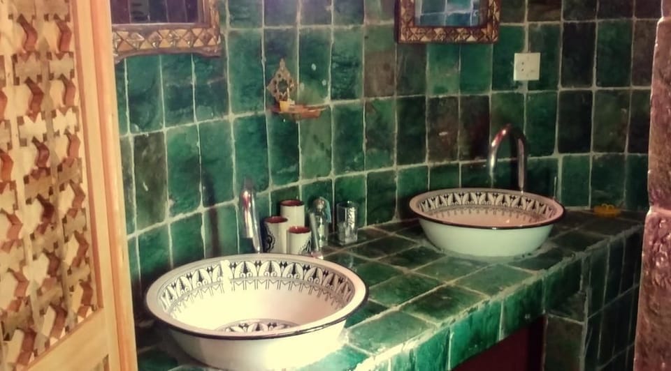 Comfort Bungalow, Accessible, Garden Area | Bathroom | Shower, rainfall showerhead, towels