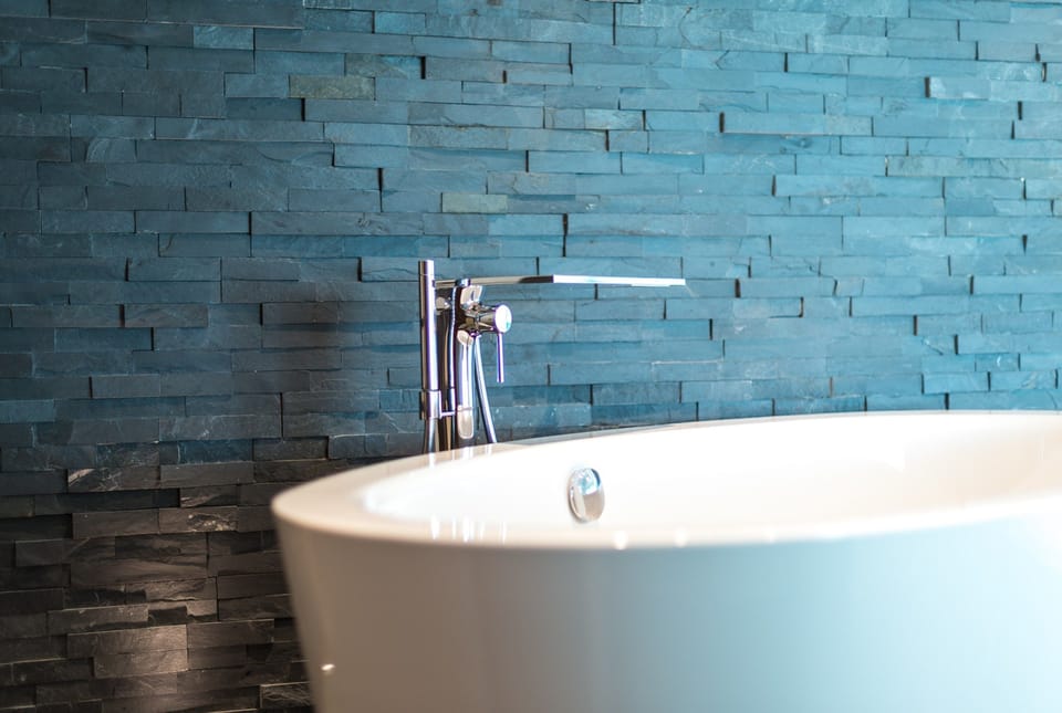 Wellness Suite mit Balkon und Seeblick | Deep soaking bathtub