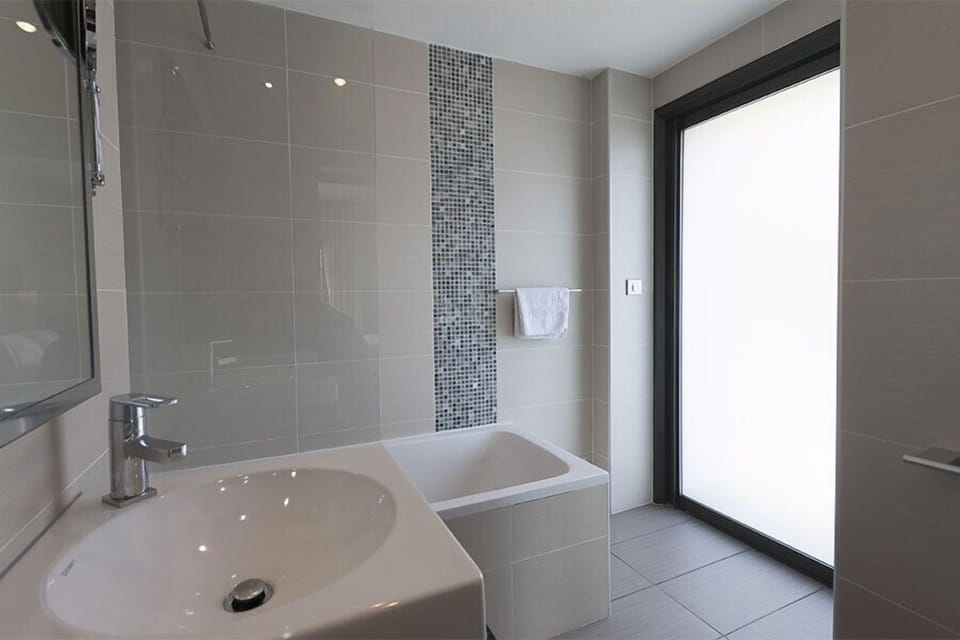 Chambre Luxe terrasse vue mer | Bathroom | Free toiletries, hair dryer, towels, soap