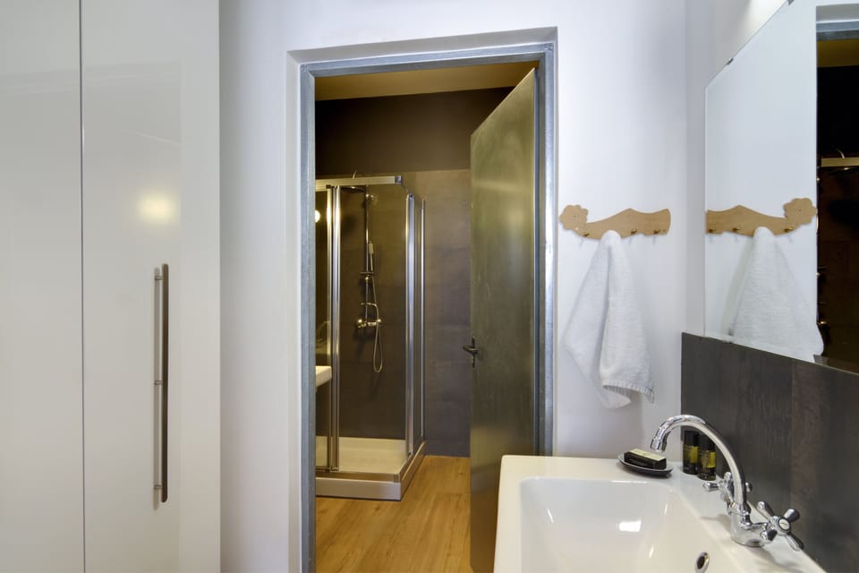 Studio, Garden View, Ground Floor (No.7) | Bathroom | Shower, free toiletries, hair dryer, towels