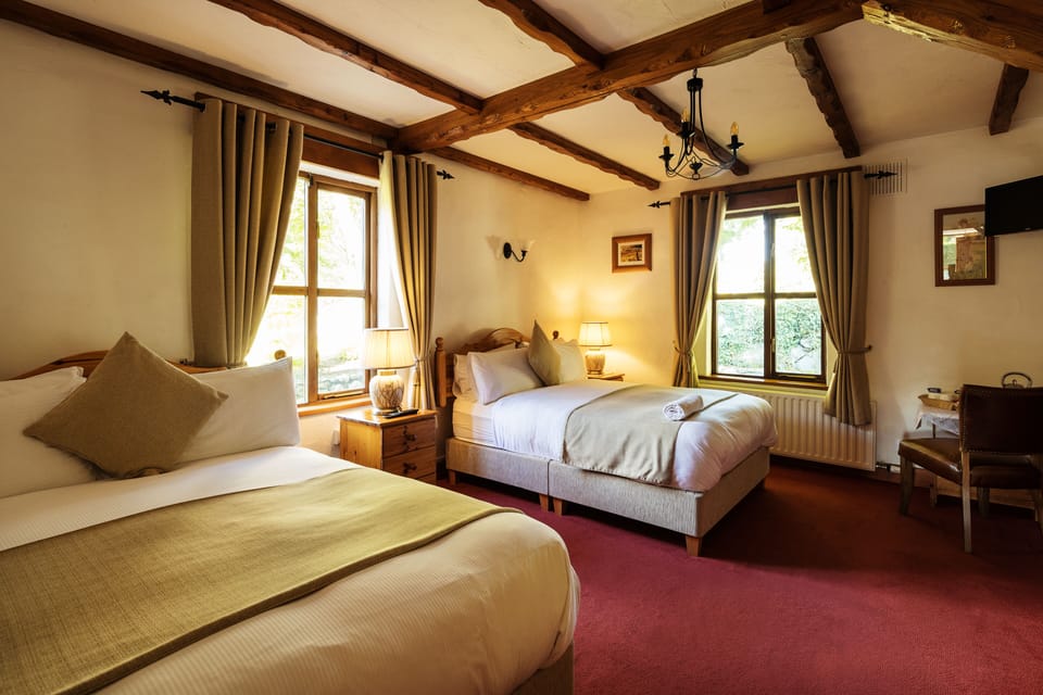 Quadruple Room | Desk, iron/ironing board (on request), WiFi (free), bed sheets
