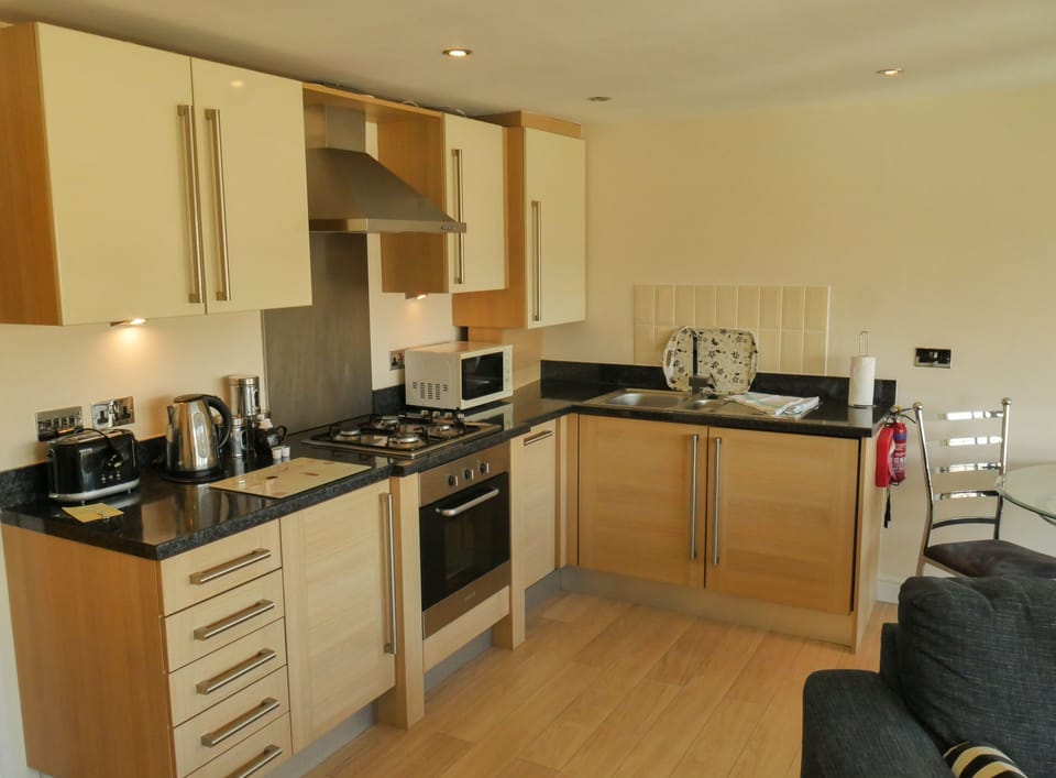 Private kitchen | Full-size fridge, microwave, oven, stovetop