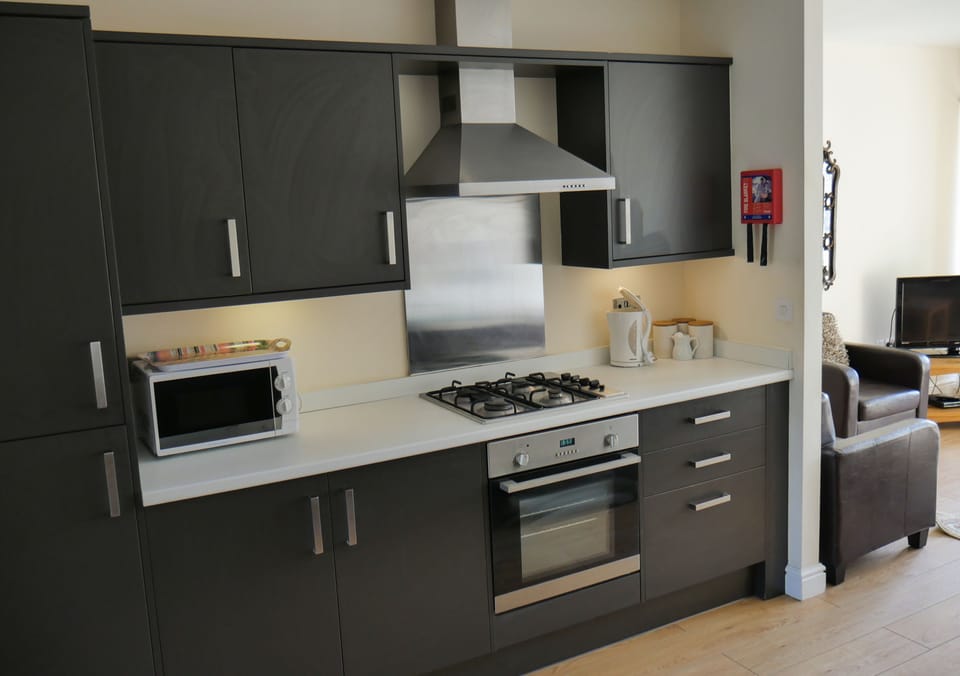 Private kitchenette | Full-size fridge, microwave, oven, stovetop